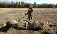 کشف اتفاقی مجسمه تاریخی در مزرعه سیب‌زمینی