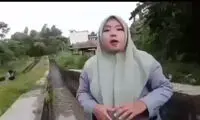 گزارشگر زن حواس پرت داخل کانال آب افتاد