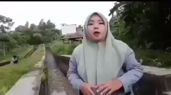 گزارشگر زن حواس پرت داخل کانال آب افتاد