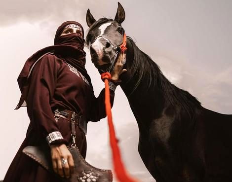 زن کماندار و شمشیرباز عربستان سعودی روی اسب را ببنید