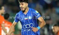 سلفی هوادار استقلال با سحرخیزان وسط زمین بازی!