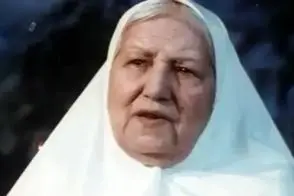 تصویری رنگی شده از رقیه چهره‌آزاد در سال 1330