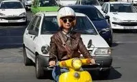 دختر موتورسوار با نوشته‌ای بامزه در خیابان جلب توجه کرد