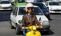 دختر موتورسوار با نوشته‌ای بامزه در خیابان جلب توجه کرد