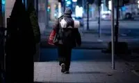 خسیس‌ترین میلیونر دنیا که در زباله‌ها دنبال غذا می‌گردد!