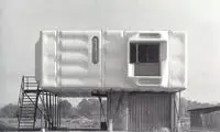 معماری که 11 سال با خانواده اش در یک خانه پلاستیکی زندگی کرد