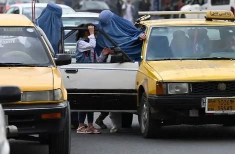 روسری کافی نیست زنان، باید روبنده داشته باشند!