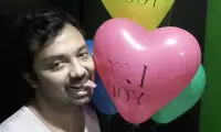 ماجرای عجیب مرد هندی که با بادکنک‌هایش ازدواج کرد