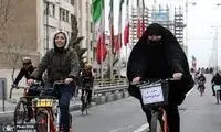موتورسواریِ خانم چادری در خیابان‌های آمستردام