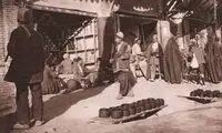 مرد قاجاری در حال حجامت شدن توسط یک زن