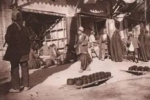 مرد قاجاری در حال حجامت شدن توسط یک زن