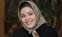 فرشته حسینی با پیراهن ستاره‌های هالیوود روی فرش قرمز 