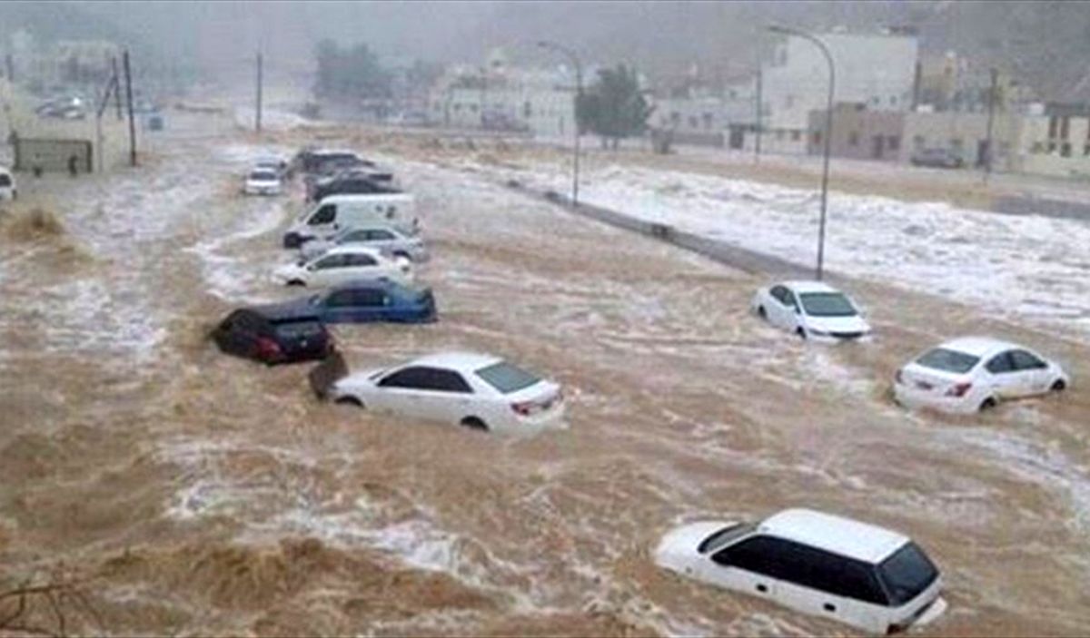 سیل در عسیر عربستان چند خودرو را با خود برد