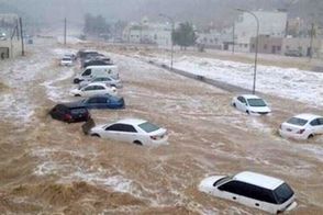 سیل در عسیر عربستان چند خودرو را با خود برد 