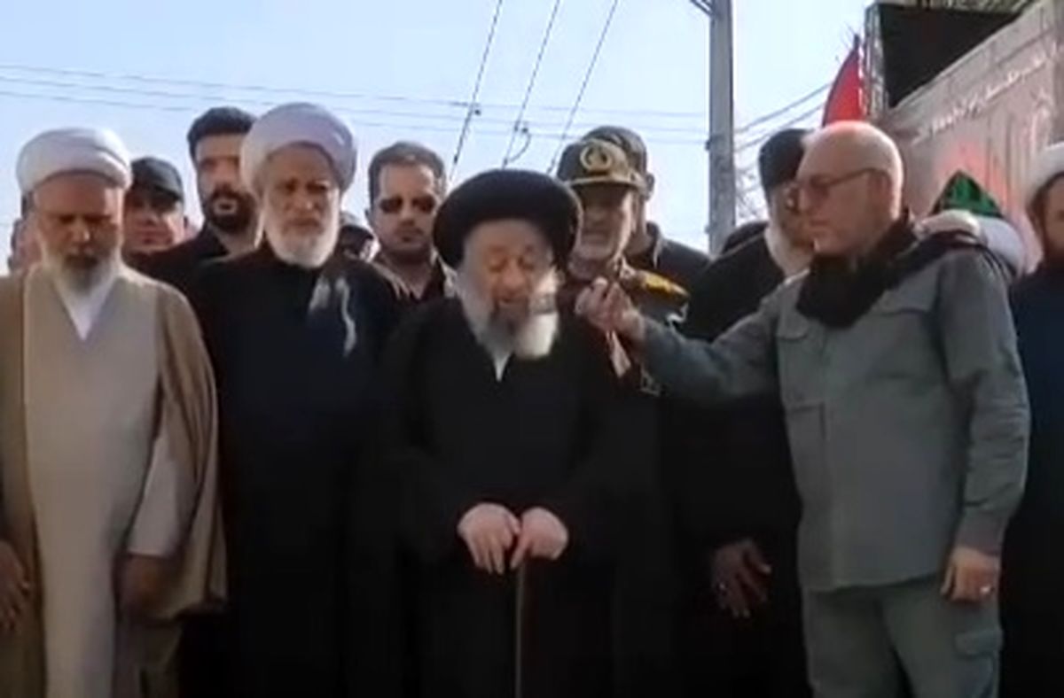 اقامه نماز بر پیکر شهید غلامعلی رشید و فرزندش