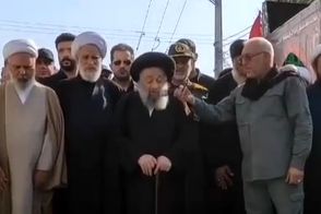 اقامه نماز بر پیکر شهید غلامعلی رشید و فرزندش 