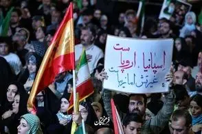 بنر متفاوتی که در تجمعات این شب‌ها دیده شد