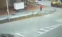 لحظه وحشتناک له کردن دختر جوان با بیل مکانیکی