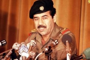 «صدام» در کنار همسر، دختر، داماد و نوه‌هایش 