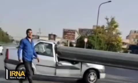 سقوط هولناک پایه پرچم بر روی خودرو در اصفهان 