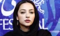 ژست جدی آناهیتا درگاهی در قاب دوربین