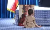 ابراز محبت کودکان به عکس نوه‌ رهبر شهید