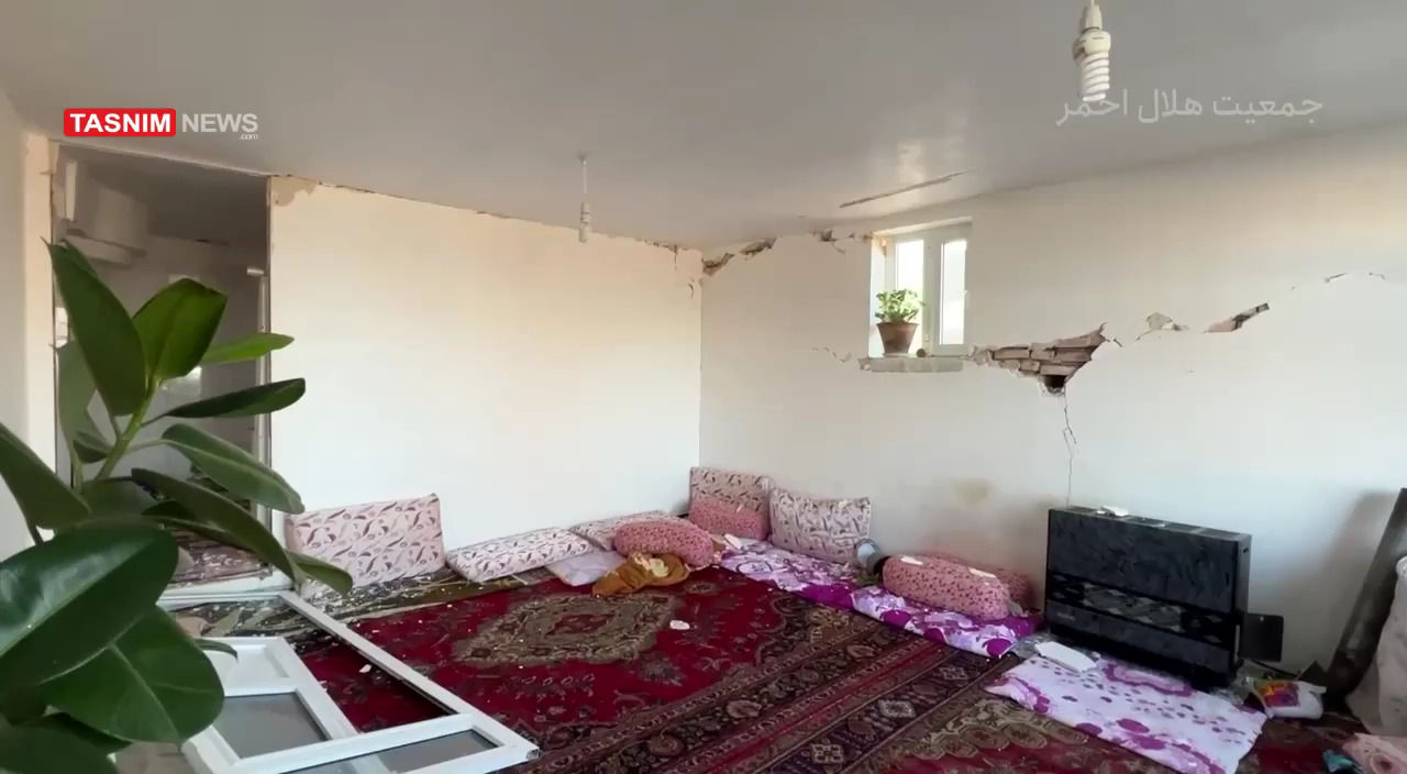 اولین تصاویر از تخریب یک خانه در مناطق زلزله‌زده خوی
