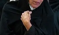 تصویری از همسر و فرزند هاشمی مقابل زندان اوین 