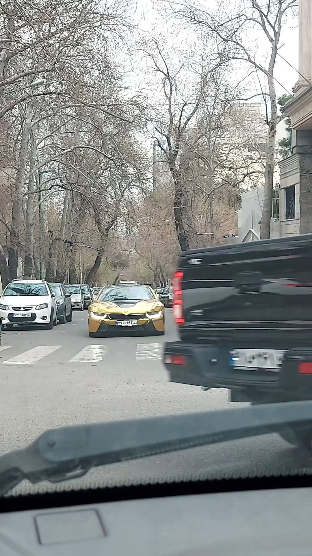 جولان گران‌ترین BMW با روکش طلایی در خیابان‌های تهران