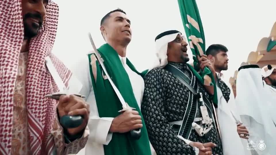 رقص شمشیر رونالدو با پرچم عربستان!