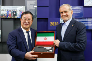 ژست‌های جالب پزشکیان در لباس دکترای افتخاری