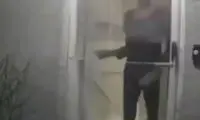 حواس‌پرتی دردسرساز یک زن؛ فشار به در با توری!