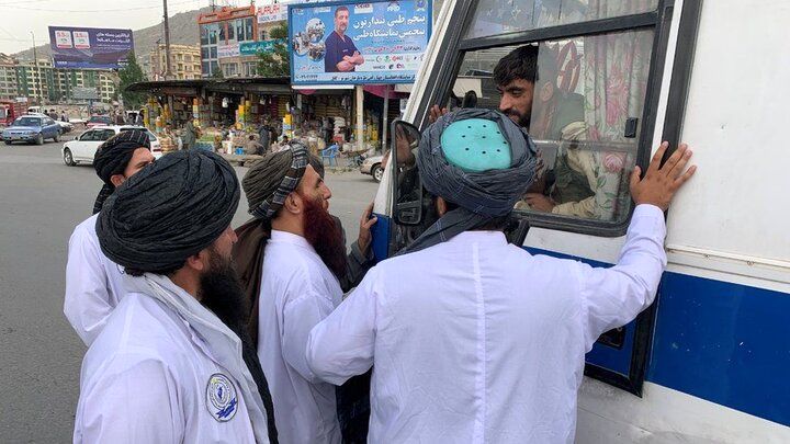 رقص جنجالی مامور امر به معروف طالبان با آهنگ سیاه نرمه نرمه!