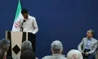 تیپ جدید محمود احمدی‌نژاد در یک گردهمایی