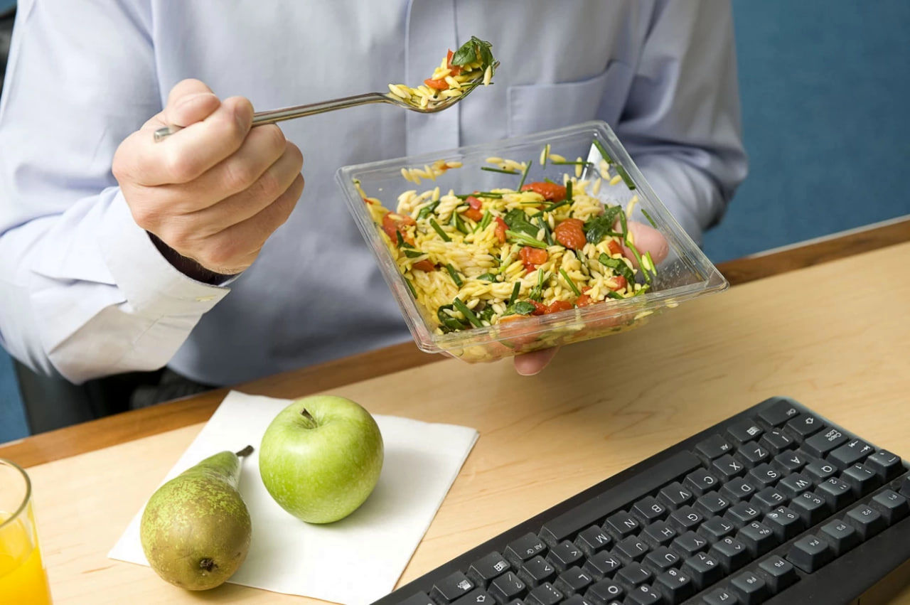 توصیه‌‌های مفید درباره تغذیه سالم در محیط کار