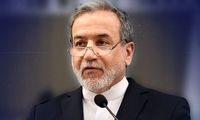حرکت عراقچی در جلوی کامیون حامل پیکر شهدا