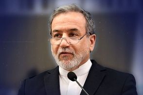 حرکت عراقچی در جلوی کامیون حامل پیکر شهدا