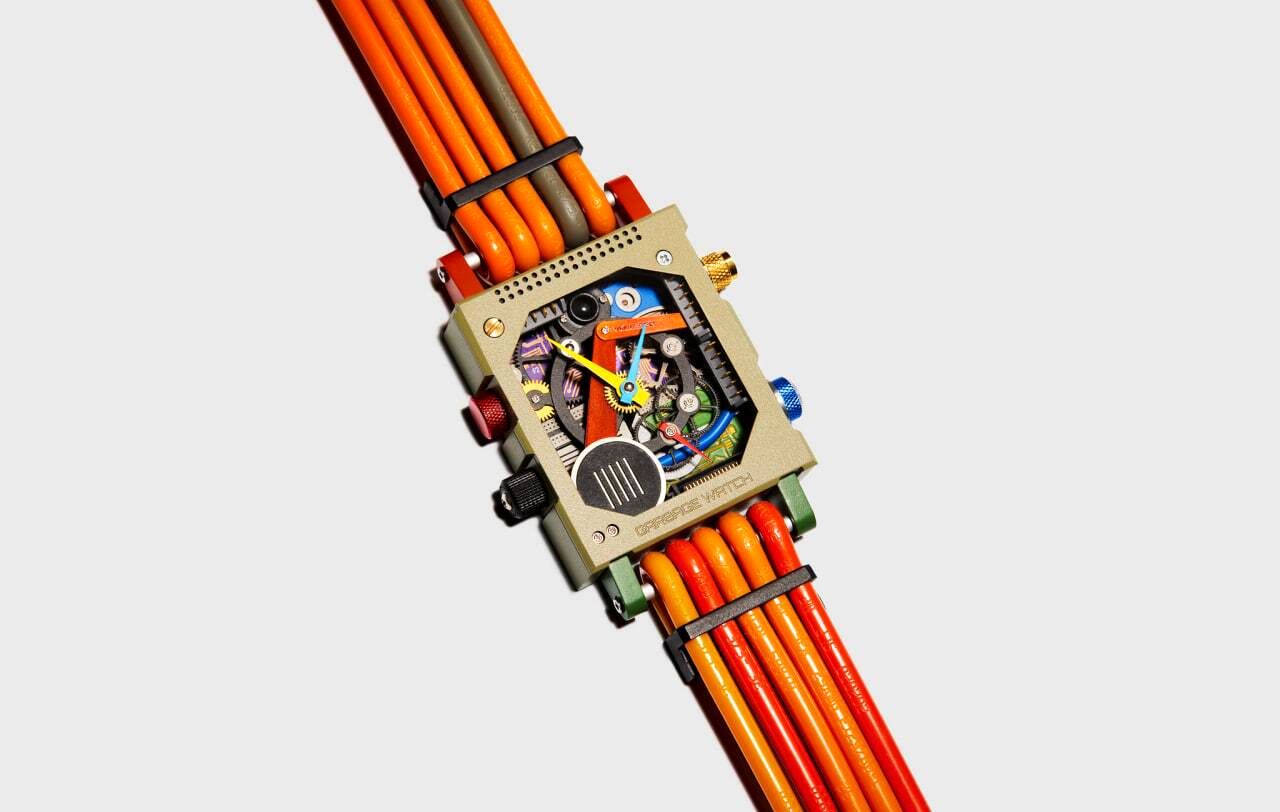تصاویر جالب از ساعتی که با زباله ساخته شده است