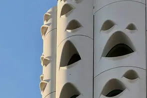 راز پنجره‌های عجیب این هتل در پوست یک درخت است
