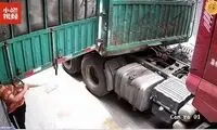 لحظات دردناک یک زن گیر افتاده بین در و دیوار