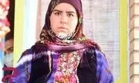 عکسی از روناک نون خ در حال آرایش کردن