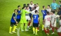 زد و خورد عجیب بازیکنان در یک بازی دوستانه!