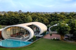 شاهکار معماری بتنی که بیننده را درگیر خود می‌کند