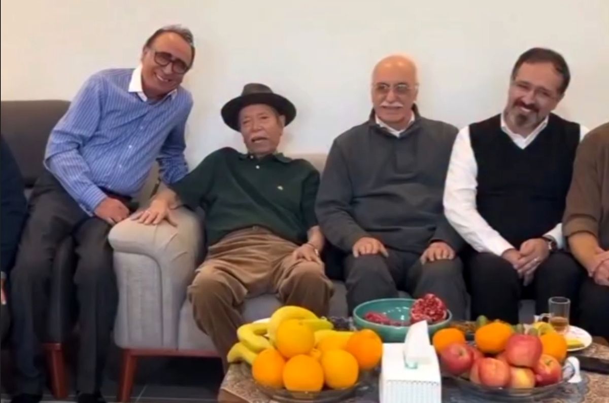 آوازخوانی علی نصیریان در یک شب‌نشینی