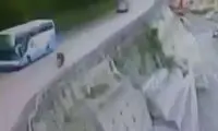 ویدئویی از سقوط وحشتناک موتورسوار از روی سد
