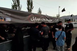 موکب شارژ موبایل رایگان برای زوار پیاده‌روی اربعین