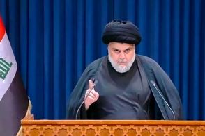 سید مقتدی صدر پشت تریبون قهر کرد و بعد آشتی کرد!