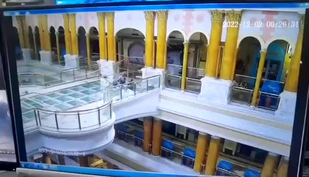 سقوط وحشتناک یک مرد چینی از یک ساختمان شیشه‌ای!