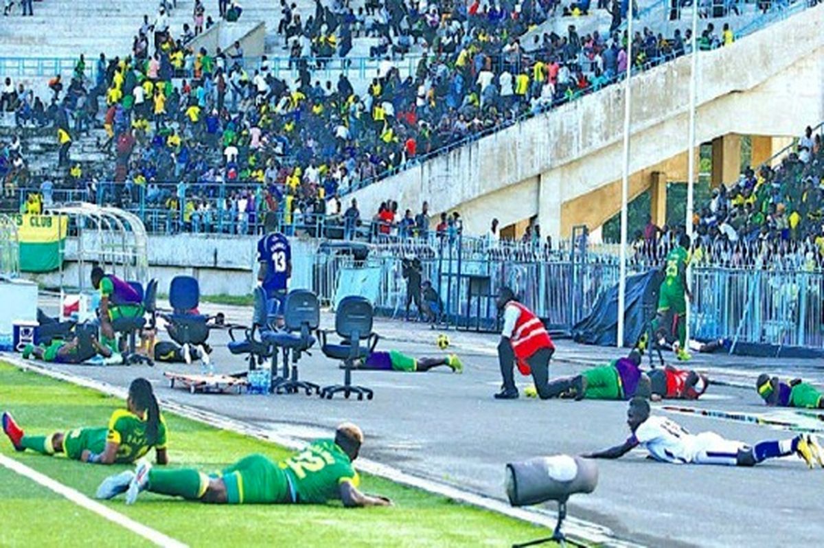 توقف یک بازی رسمی فوتبال به دلیل عبور زنبورها!