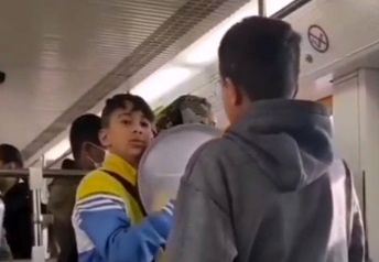 ویدئویی پربازدید از خوانندگی دو نوجوان در مترو
